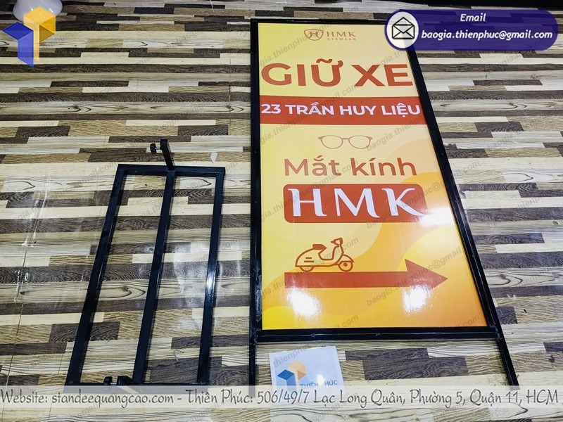 thiết kế standee khung sắt ốp format